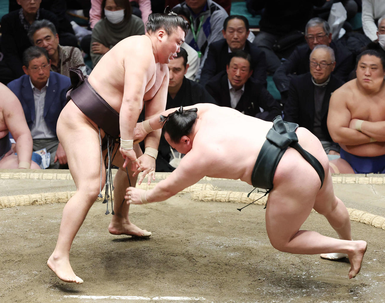 引き落としで千代翔馬（右）を破る霧島（撮影・宮地輝）