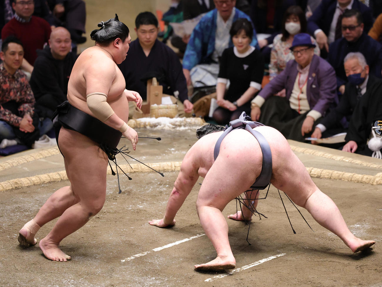阿炎（左）に突き落としで敗れた金峰山（撮影・野上伸悟）