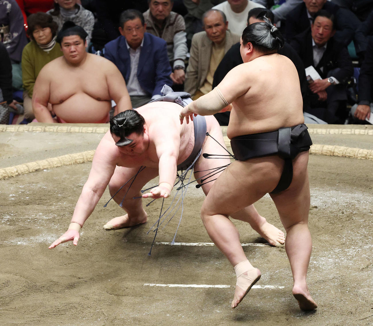 引き落としで阿炎（右）に敗れる金峰山（撮影・宮地輝）