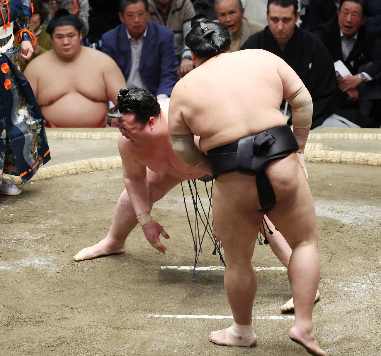 引き落としで阿炎（手前）に敗れた金峰山（撮影・宮地輝）