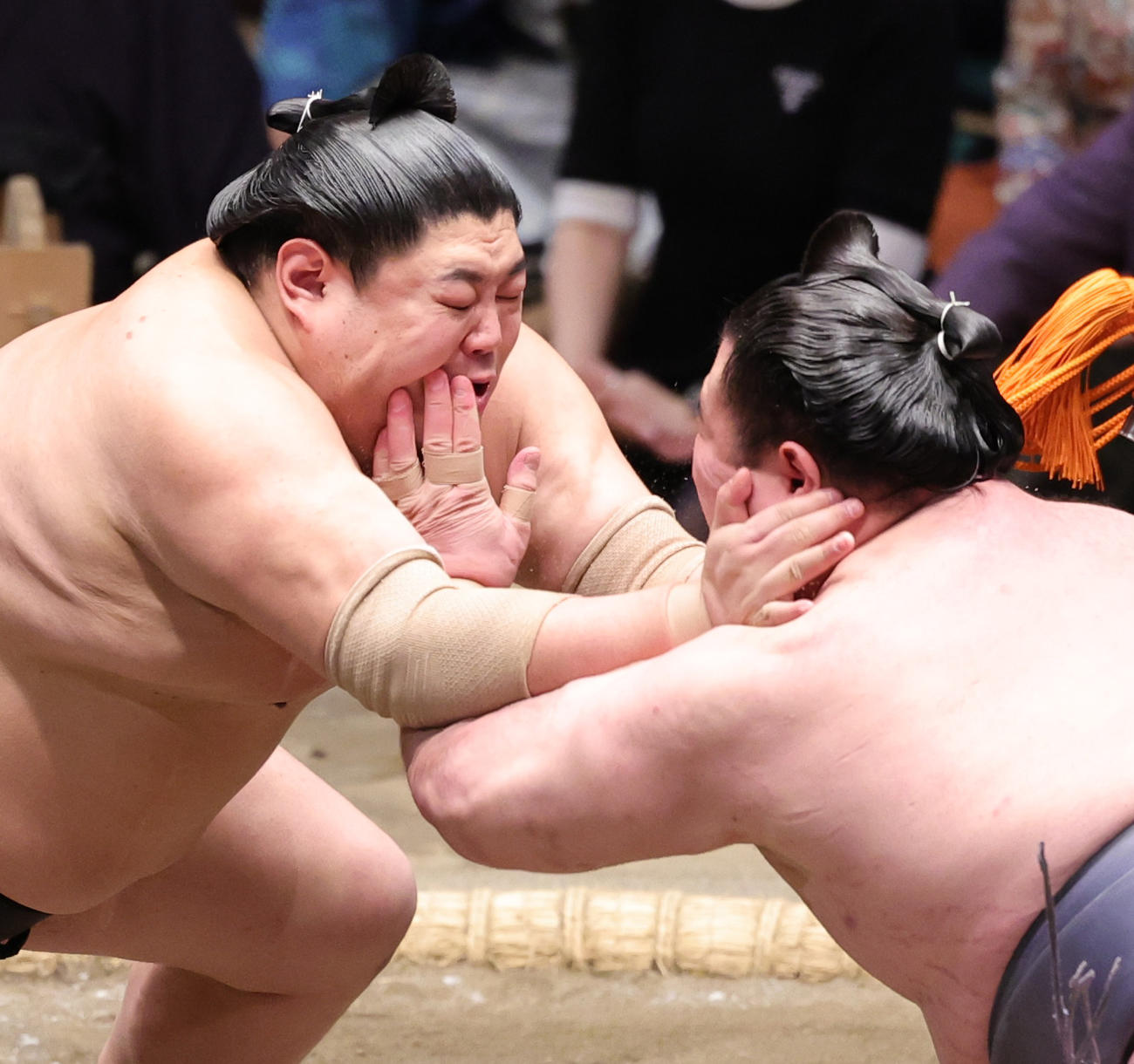金峰山（右）と張りあう阿炎（撮影・野上伸悟）