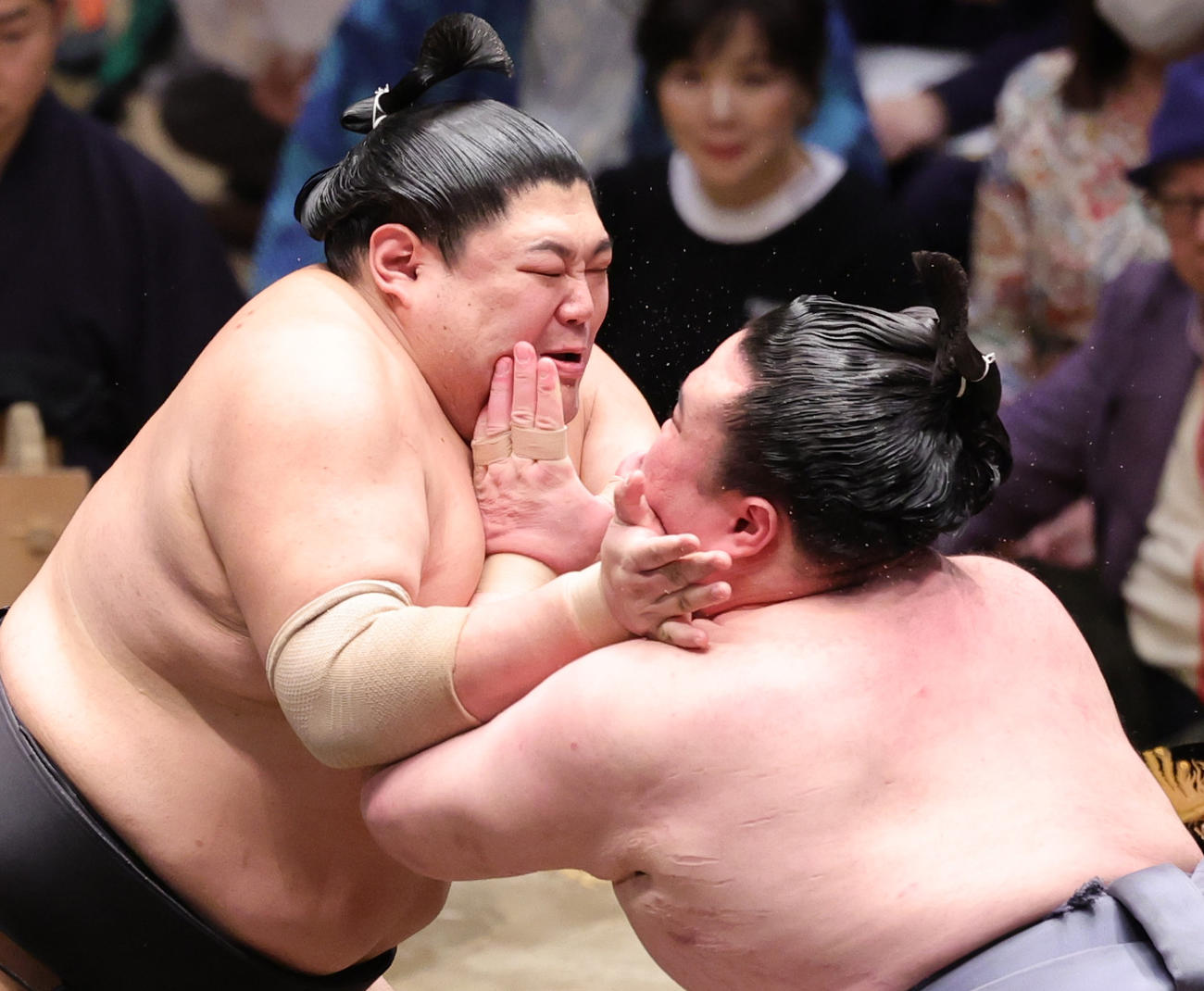 金峰山（右）と張りあう阿炎（撮影・野上伸悟）