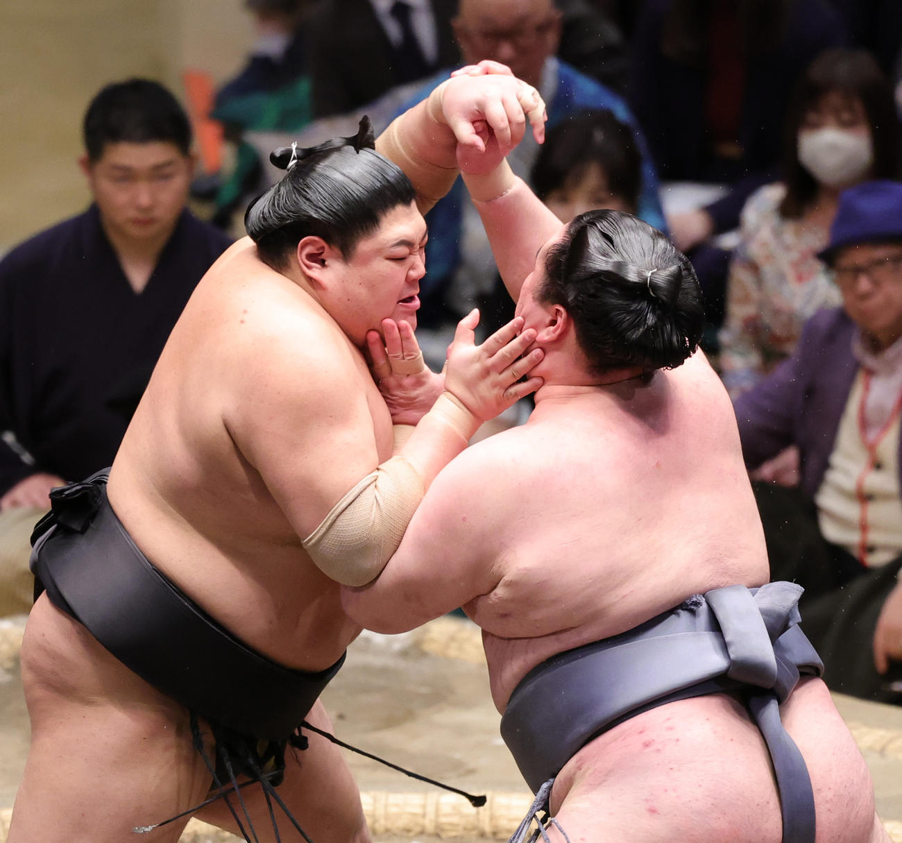 金峰山（右）と張りあう阿炎（撮影・野上伸悟）