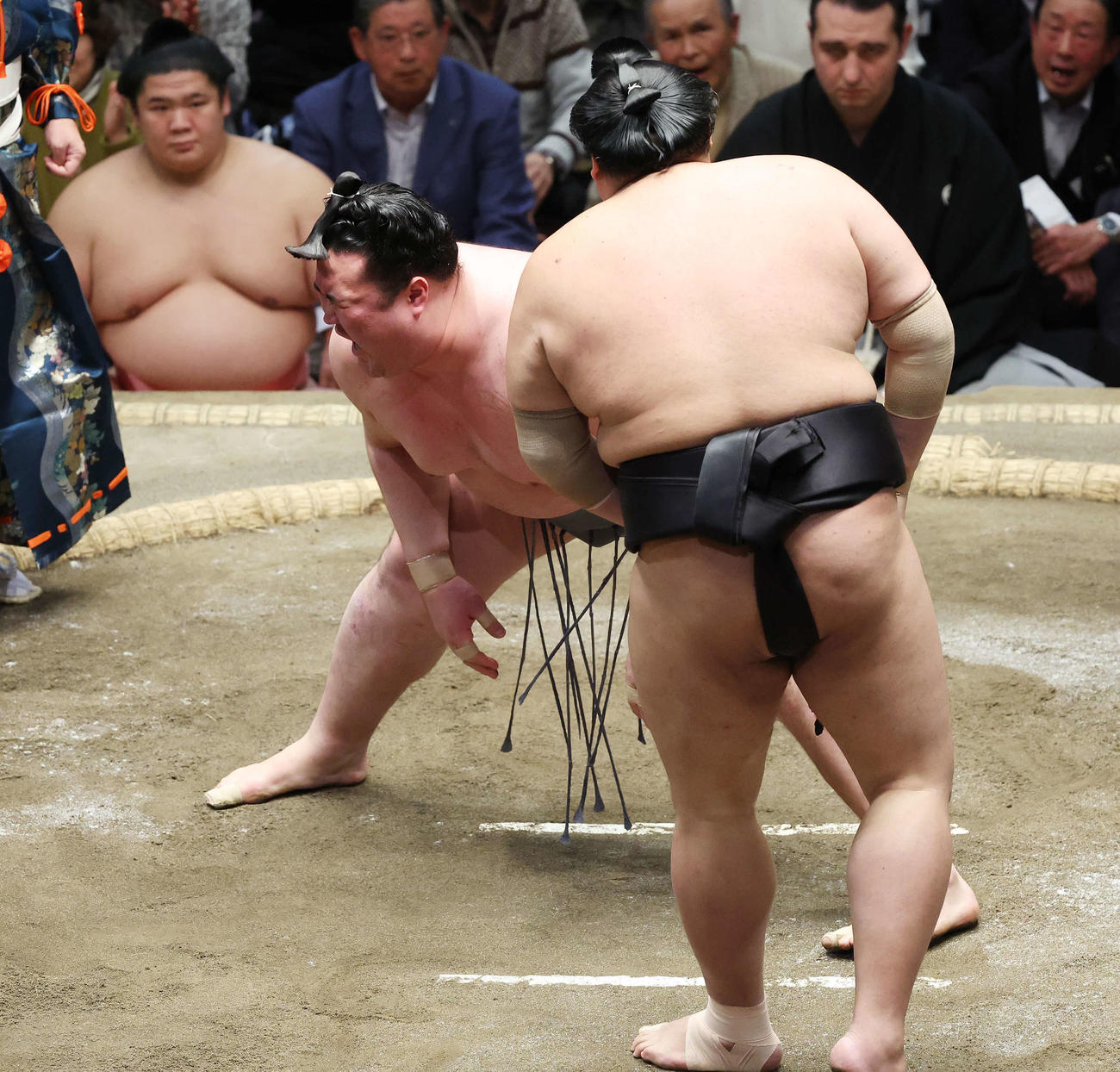 引き落としで阿炎（手前）に敗れた金峰山（撮影・宮地輝）