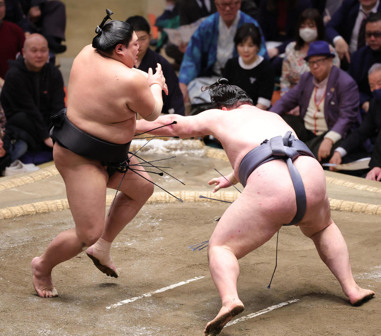 阿炎（左）に突き落としで敗れた金峰山（撮影・野上伸悟）
