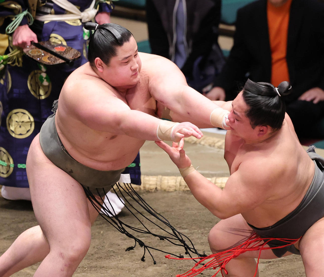 宮城（右）を押したおしで破った若ノ勝（撮影・野上伸悟）