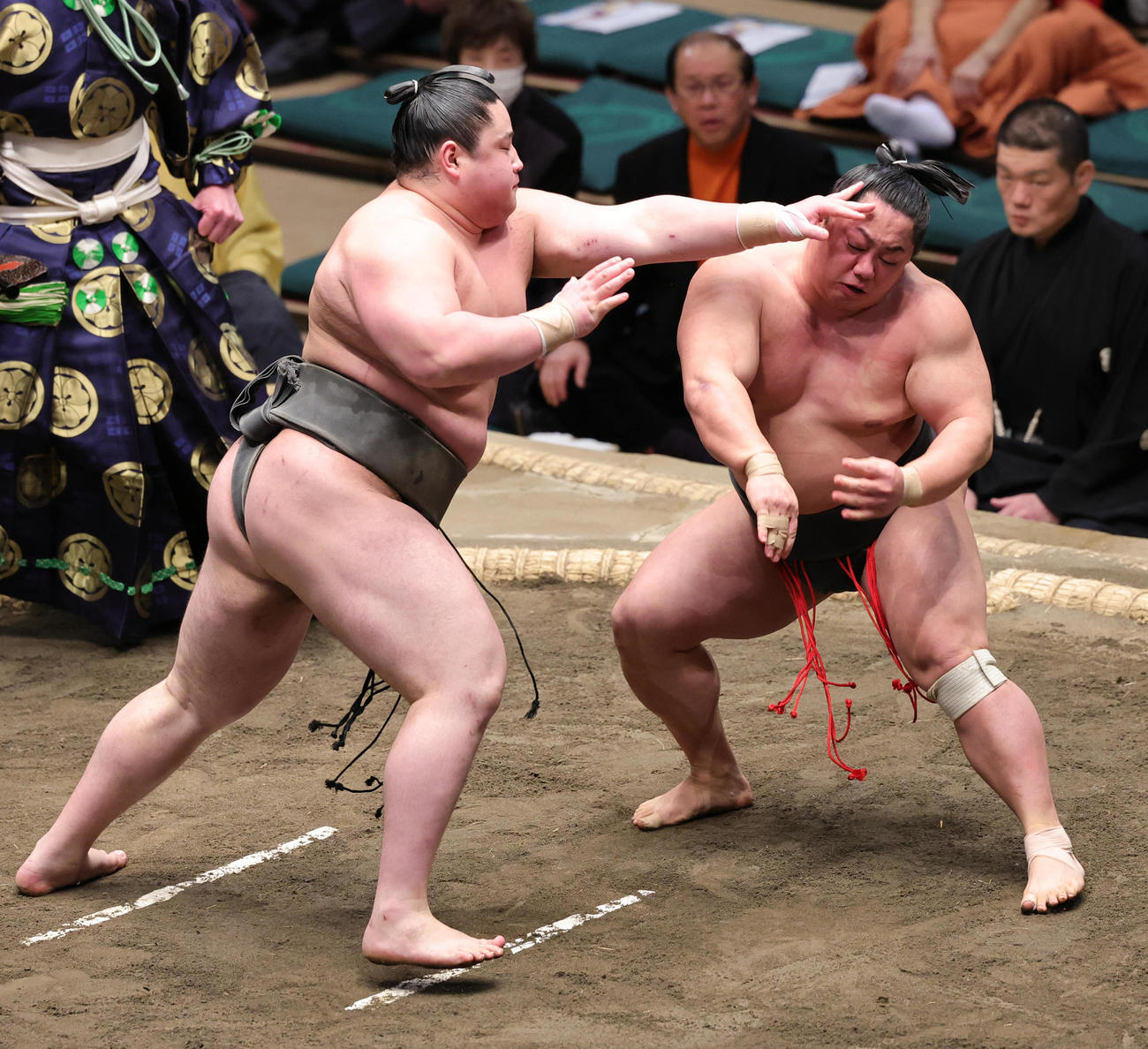 宮城（右）を押したおしで破った若ノ勝（撮影・野上伸悟）