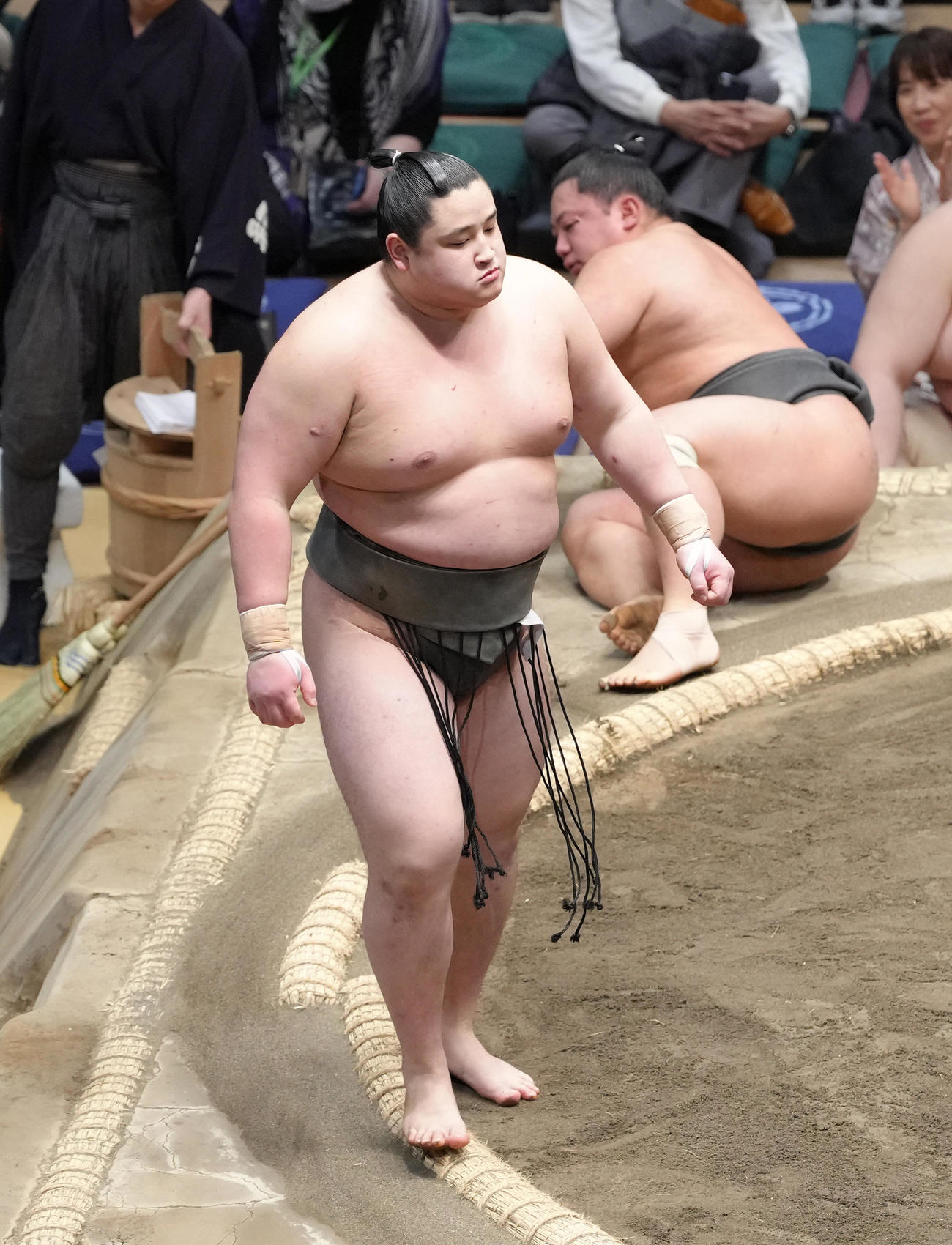 若ノ勝（手前）は宮城を押し倒しで破る（撮影・足立雅史）