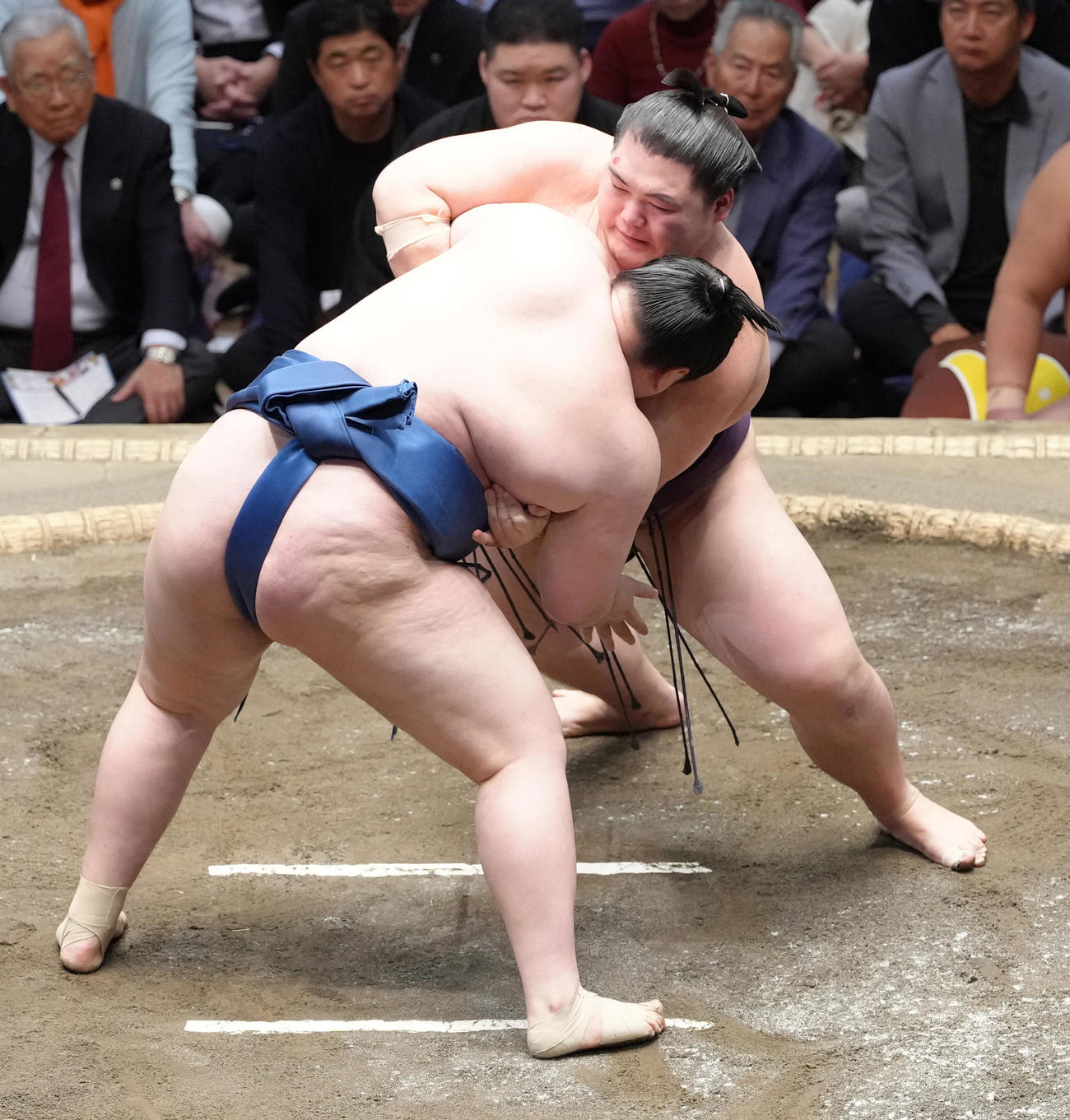 阿武剋（左）を攻める王鵬（撮影・足立雅史）