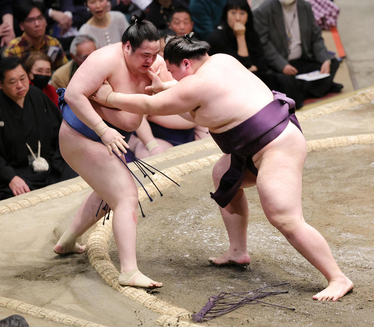 阿武剋（左）を押し出しで破る王鵬（撮影・野上伸悟）