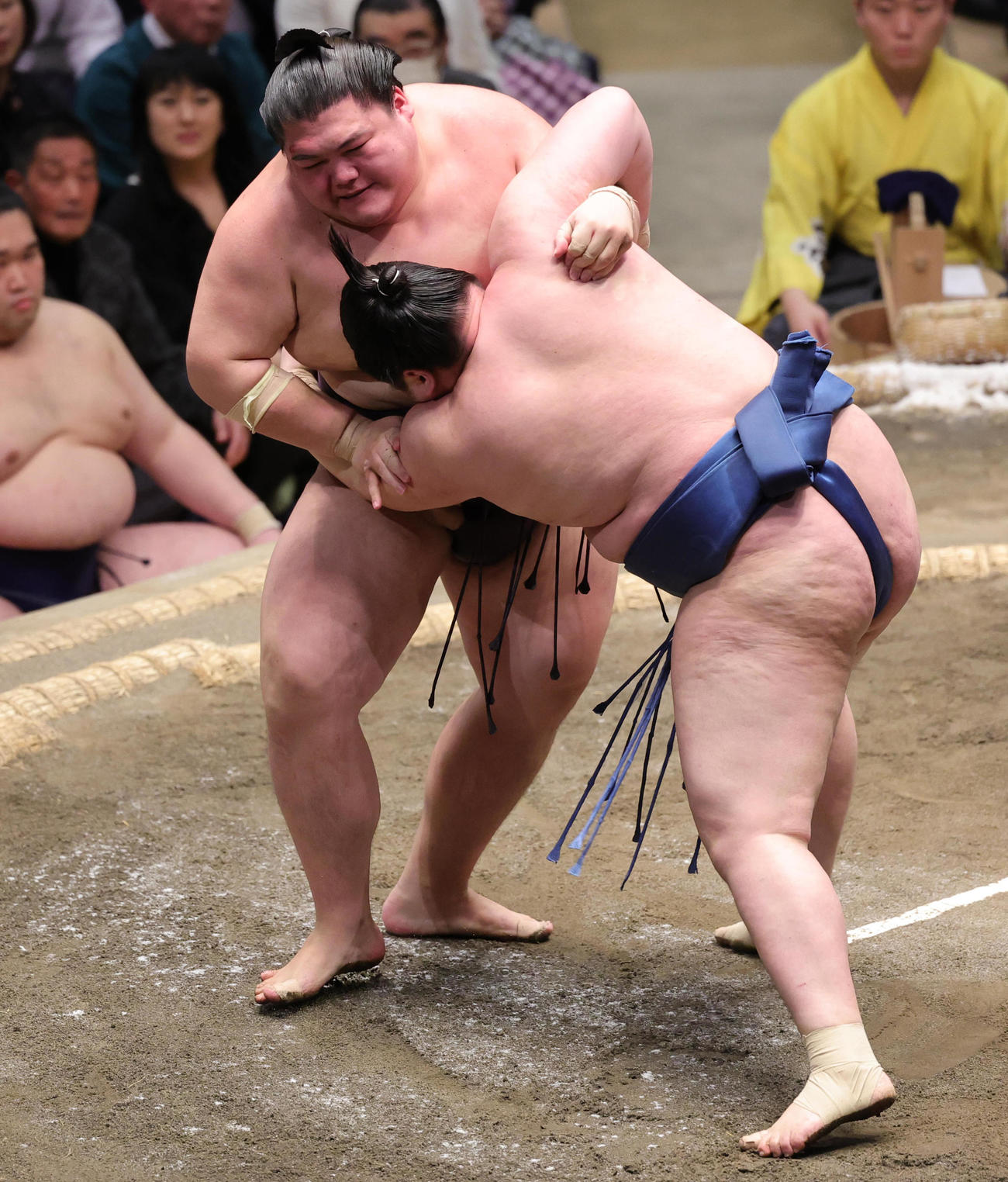 阿武剋（右）を押し出しで破った王鵬（撮影・野上伸悟）