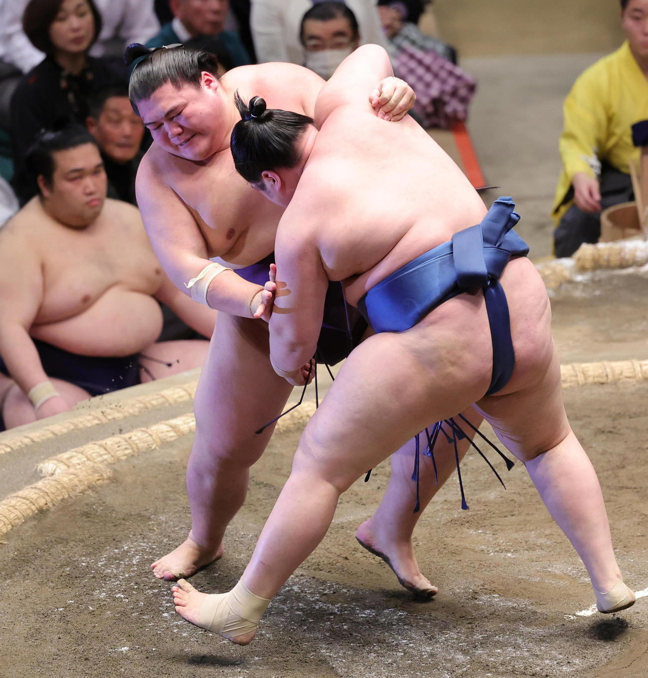 阿武剋（右）を押し出しで破った王鵬（撮影・野上伸悟）
