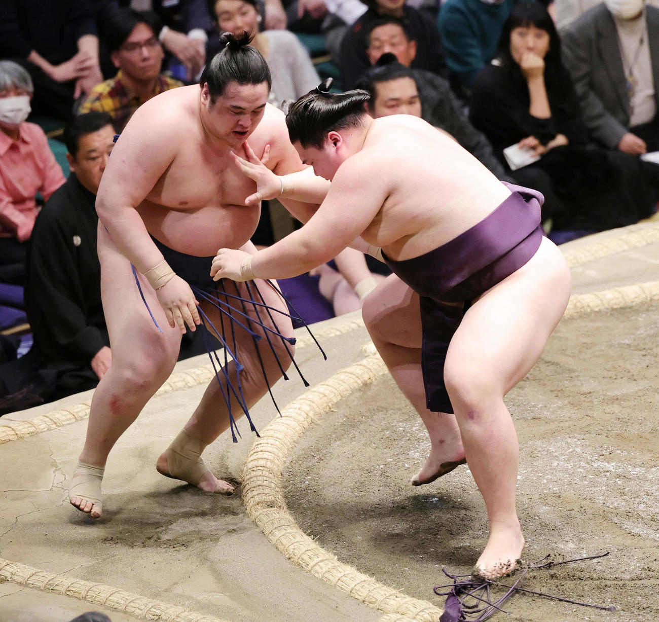 阿武剋（左）を押し出しで破る王鵬（撮影・野上伸悟）