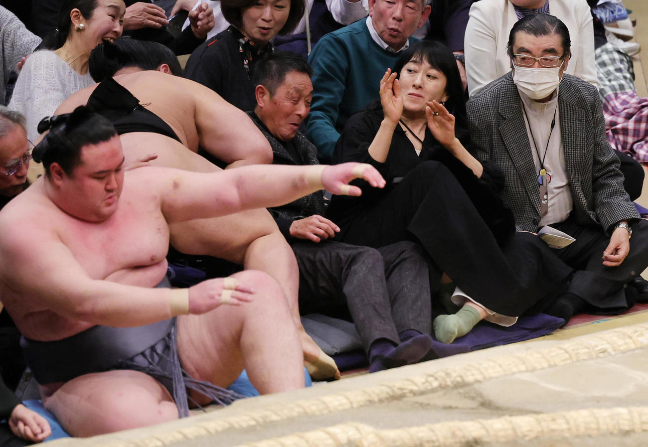 観戦する浪曲師の春野恵子（左）と講談師の神田松鯉（撮影・野上伸悟）