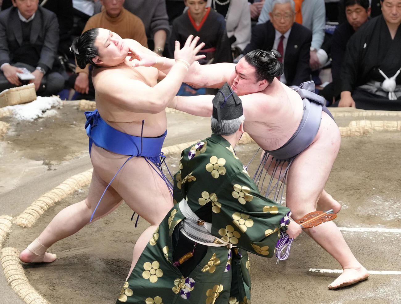 金峰山（右）は大の里を攻める（撮影・足立雅史）