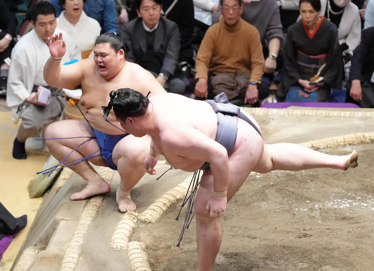 金峰山（右）に突き倒しで敗れた大の里（撮影・足立雅史）