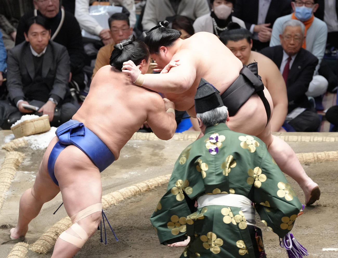 琴桜（右）は若隆景を押し出しで破る（撮影・足立雅史）