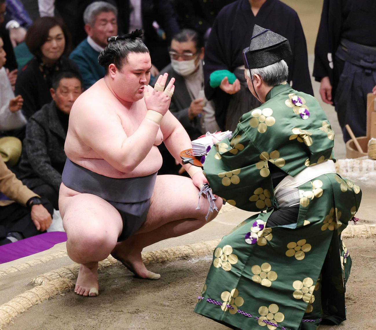 大の里を破り懸賞金を手にする金峰山（撮影・野上伸悟）