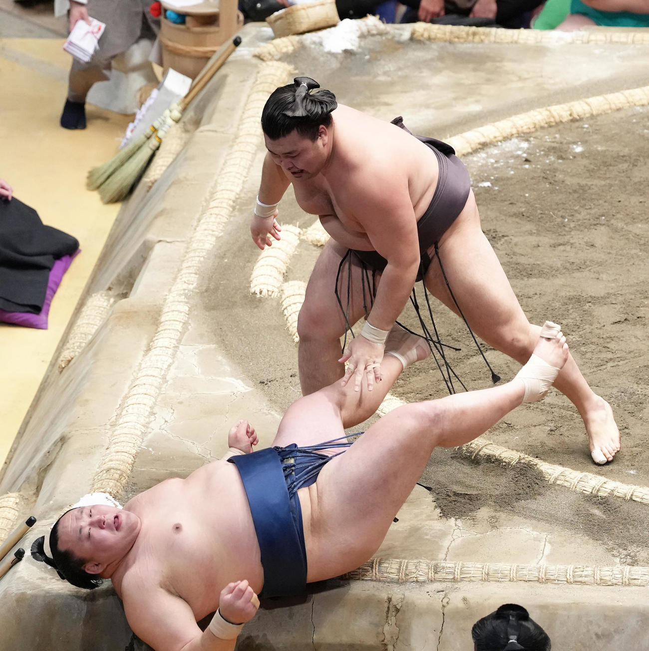 玉鷲（手前）を寄り倒しで破る霧島（撮影・足立雅史）
