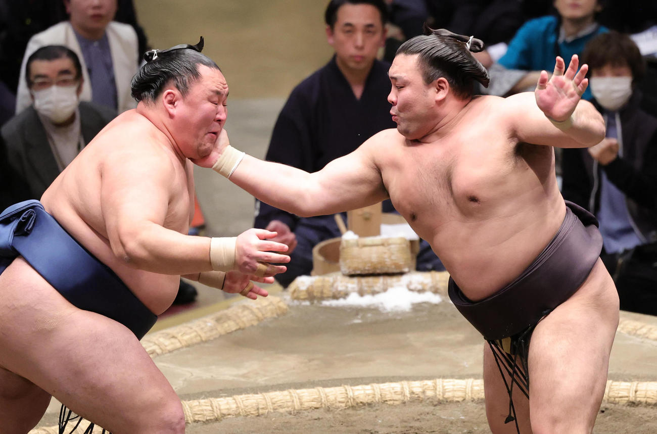 玉鷲（左）に張り手を見舞う霧島（撮影・野上伸悟）
