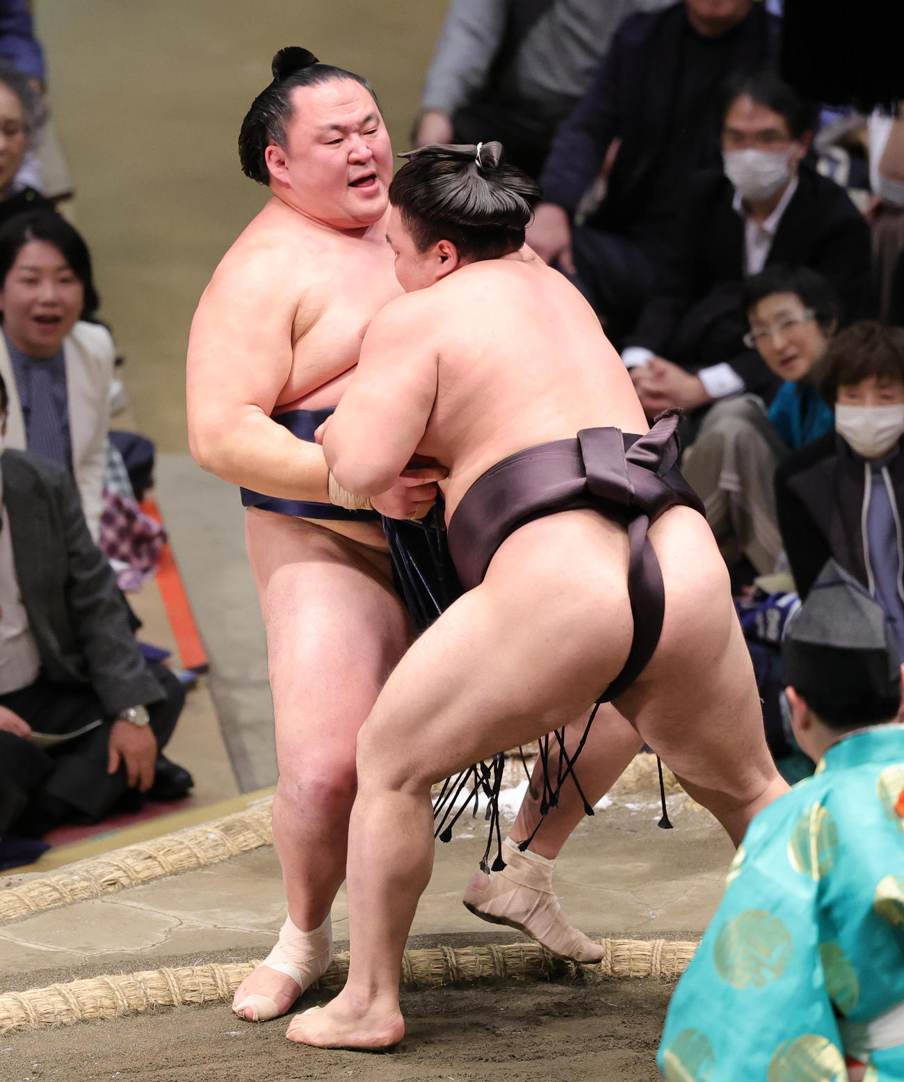 玉鷲（奥）を寄り倒しで破る霧島（撮影・野上伸悟）