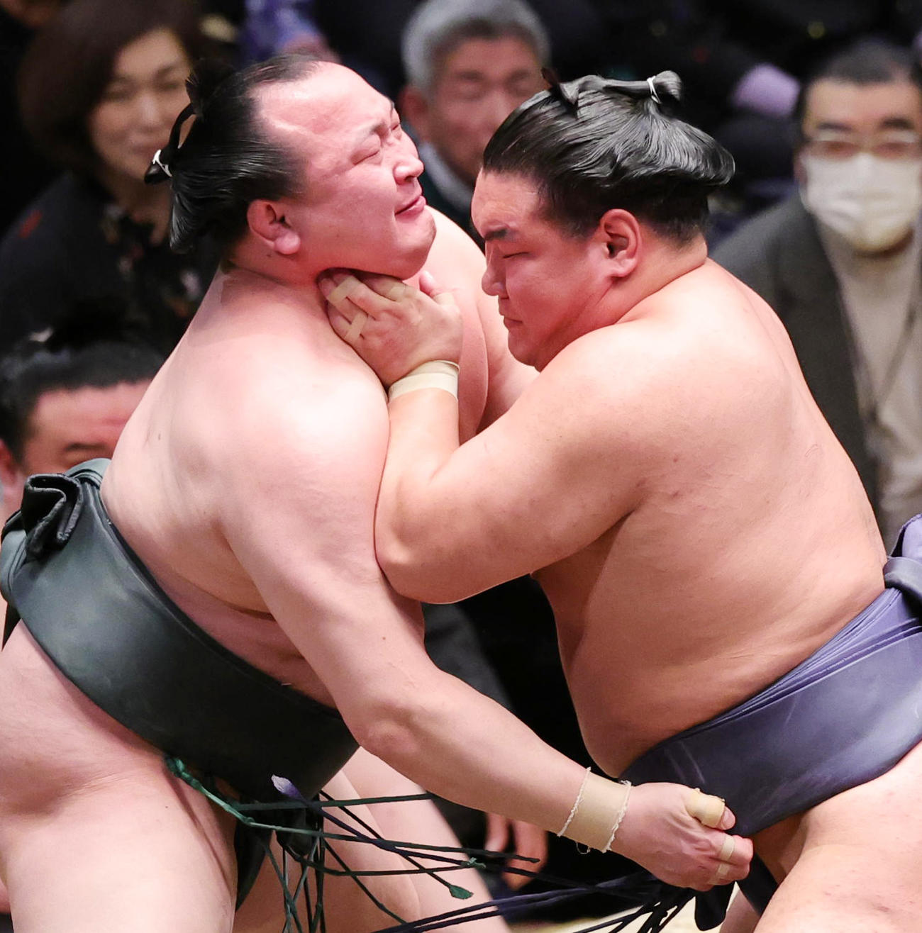 千代翔馬（左）ののどを攻める豊昇龍（撮影・野上伸悟）