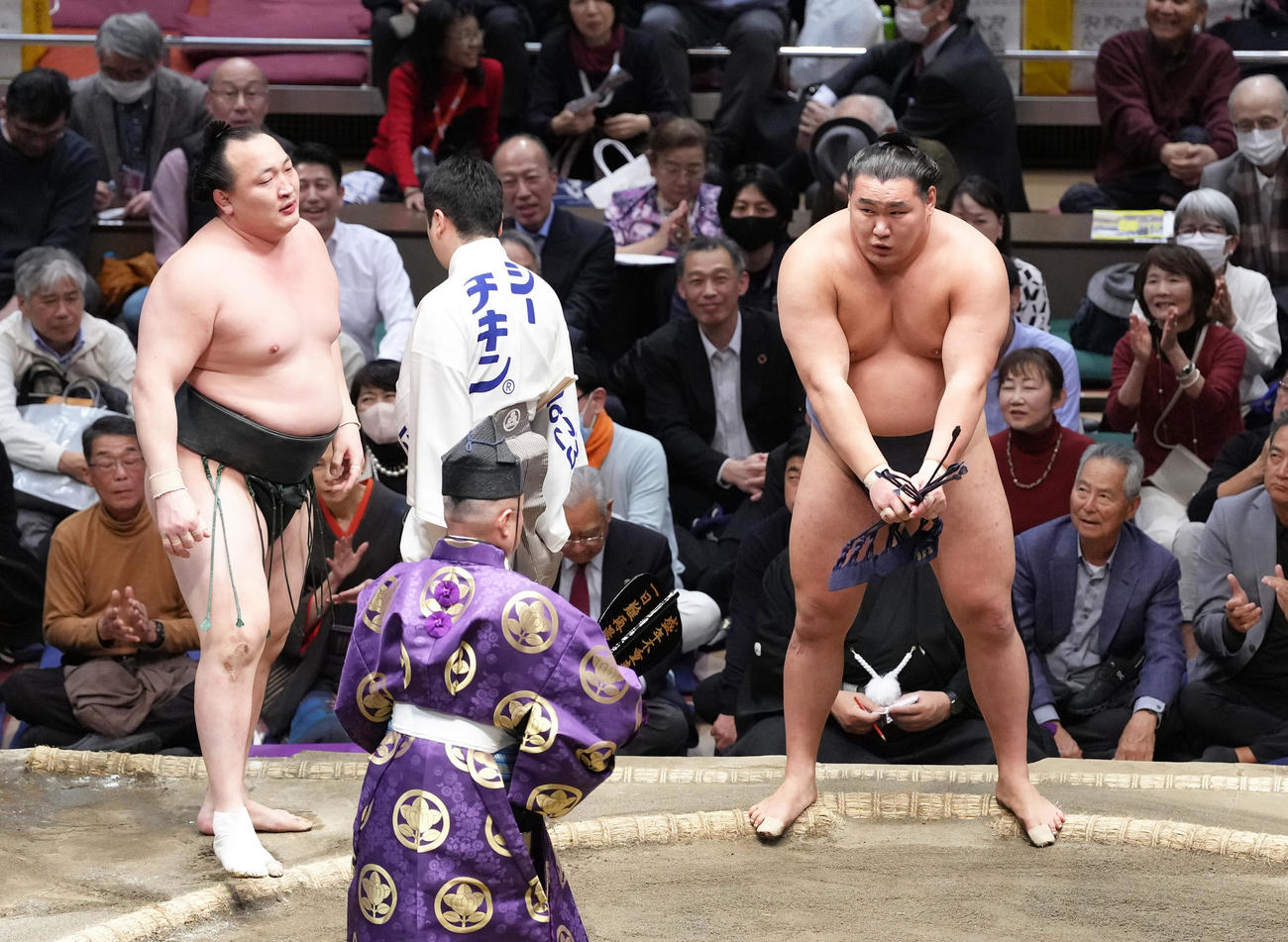 千代翔馬（左）を寄り倒しで破った豊昇龍（撮影・足立雅史）