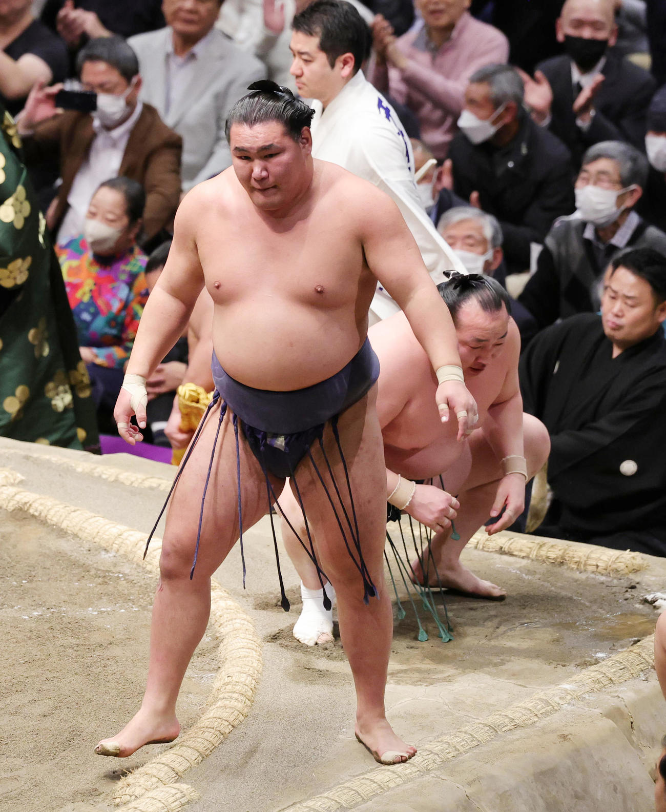 千代翔馬（奥）を寄り倒しで破る豊昇龍（撮影・野上伸悟）