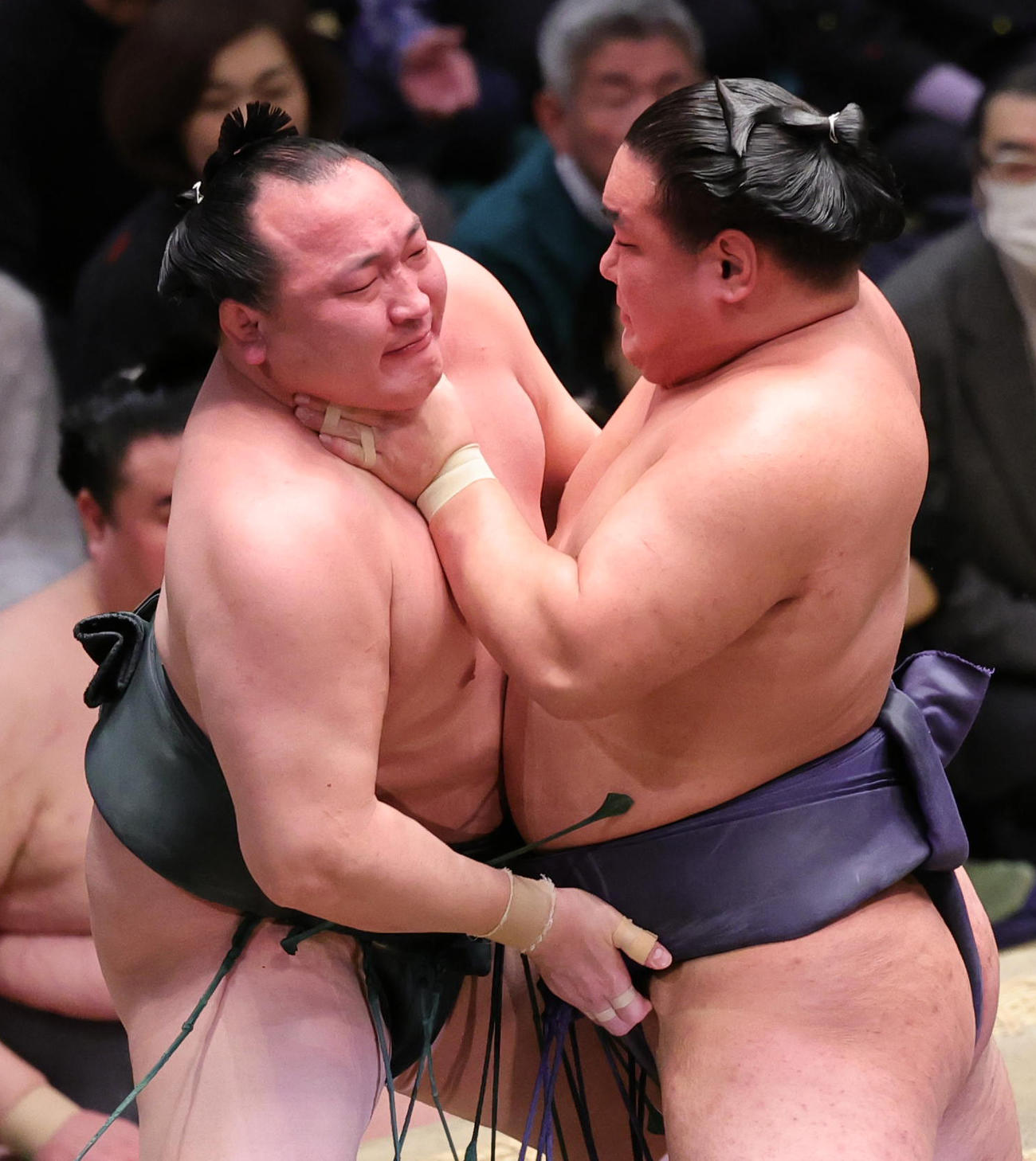 千代翔馬（左）ののどを攻める豊昇龍（撮影・野上伸悟）