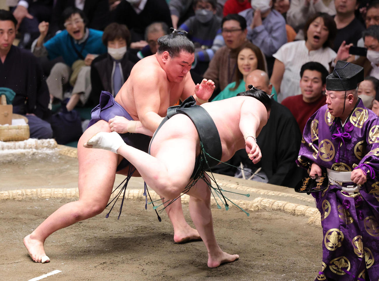 千代翔馬（右）を寄り倒しで破る豊昇龍（撮影・野上伸悟）