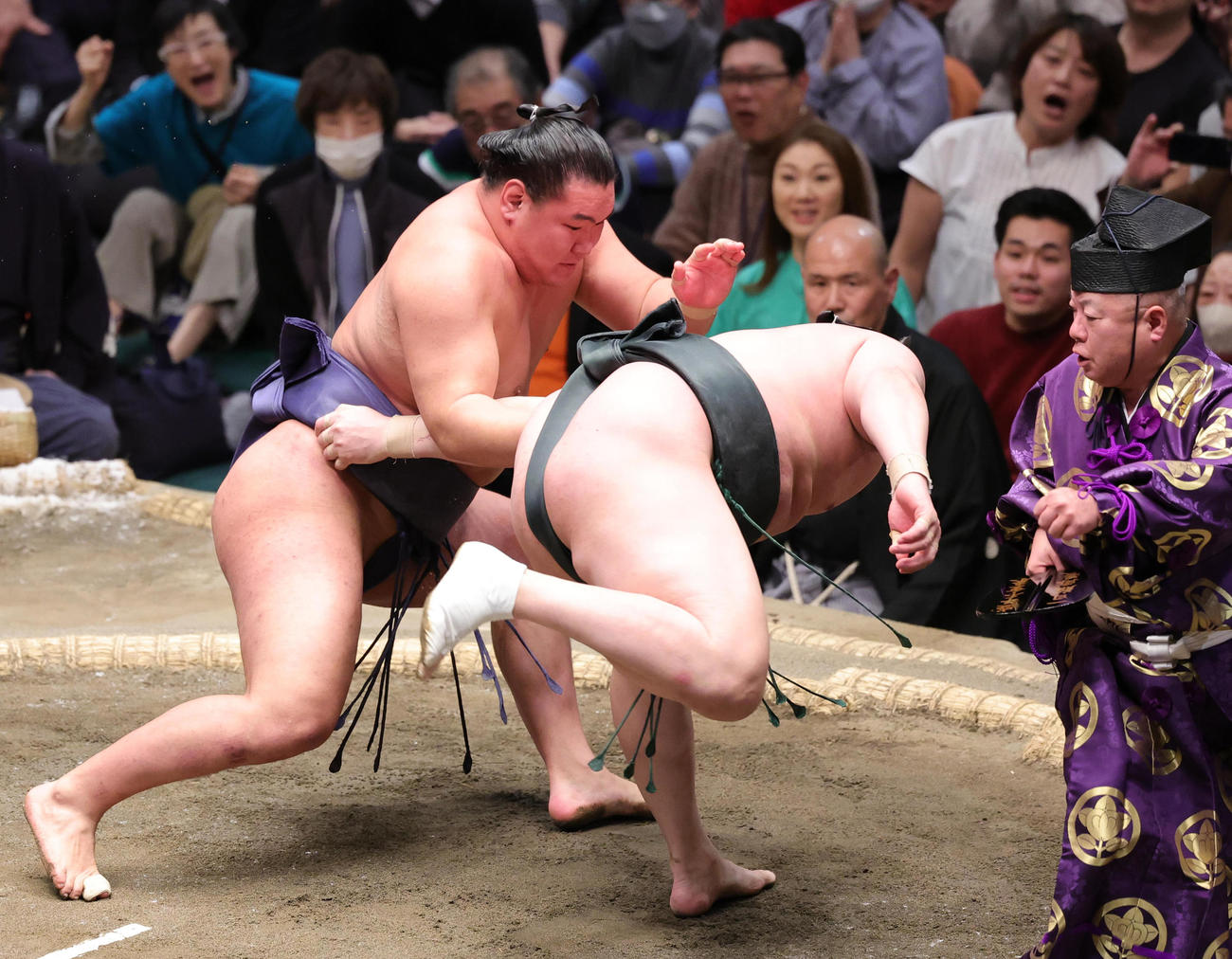 千代翔馬（右）を寄り倒しで破る豊昇龍（撮影・野上伸悟）