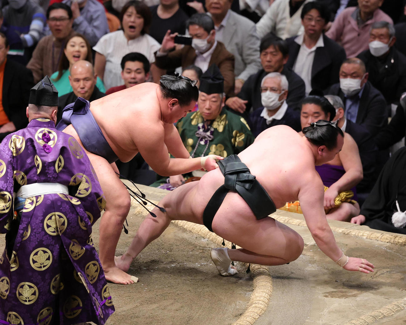 千代翔馬（右）を寄り倒しで破る豊昇龍（撮影・野上伸悟）