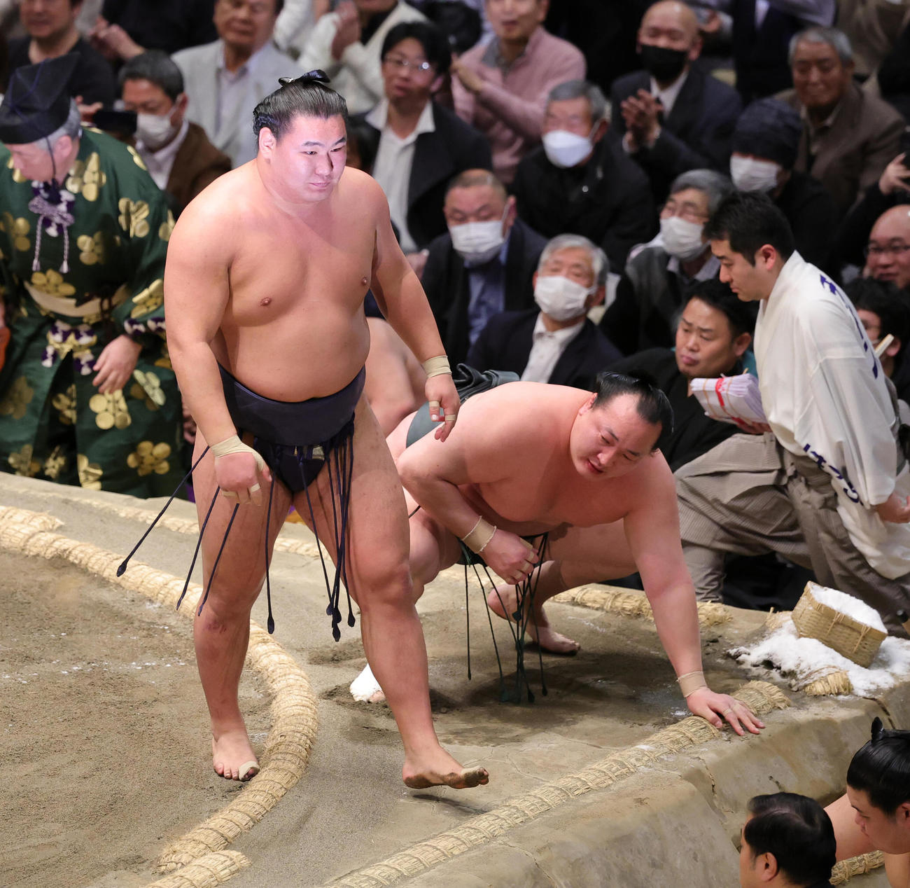 千代翔馬（奥）を寄り倒しで破る豊昇龍（撮影・野上伸悟）