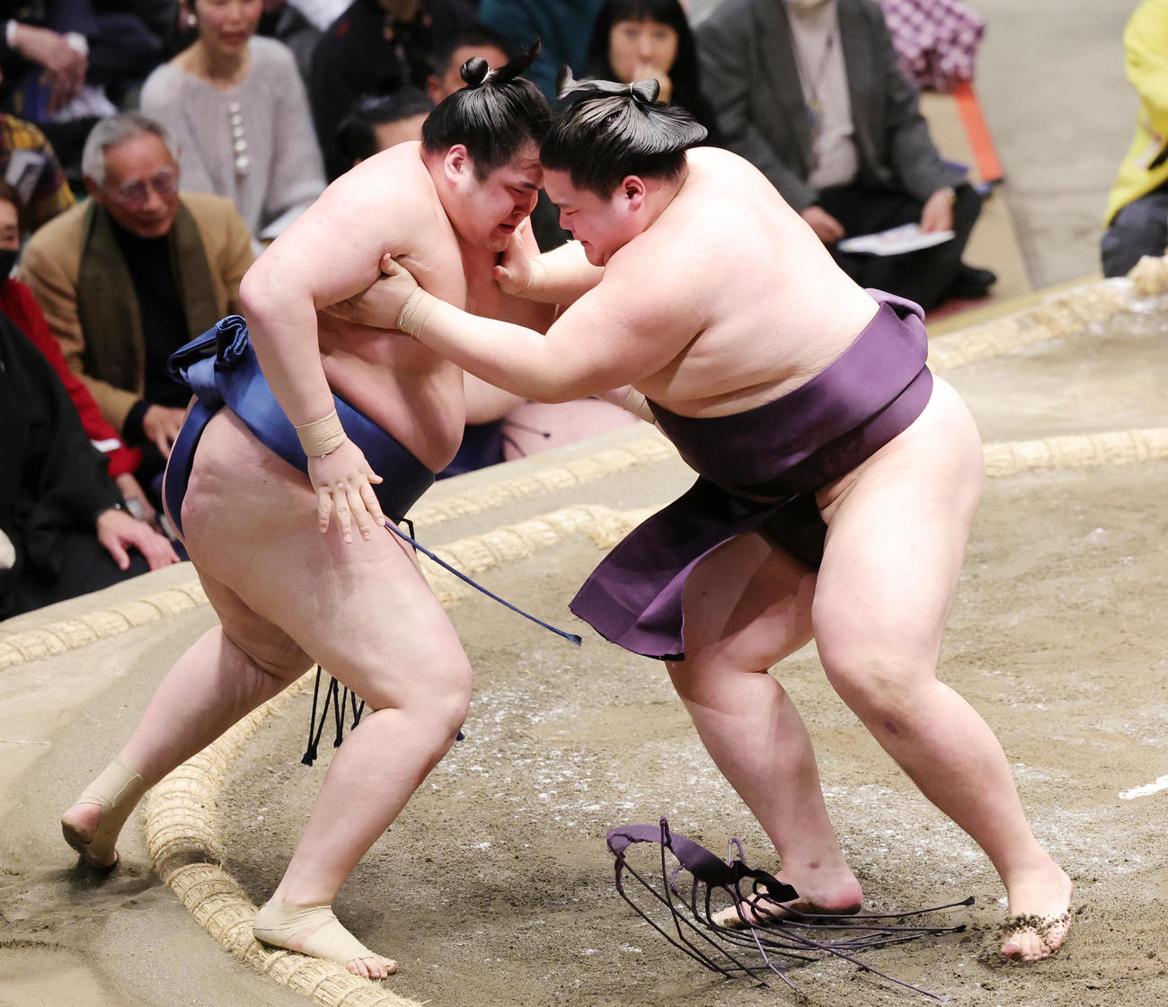 阿武剋（左）を押し出しで破る王鵬（撮影・野上伸悟）
