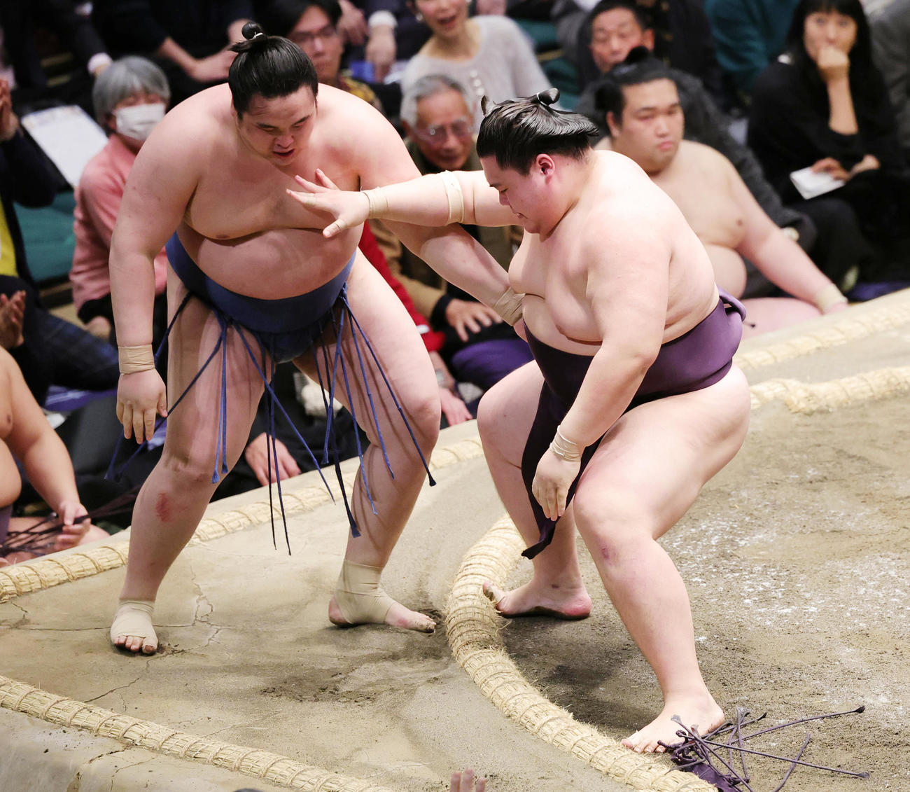 阿武剋（左）を押し出しで破る王鵬（撮影・野上伸悟）