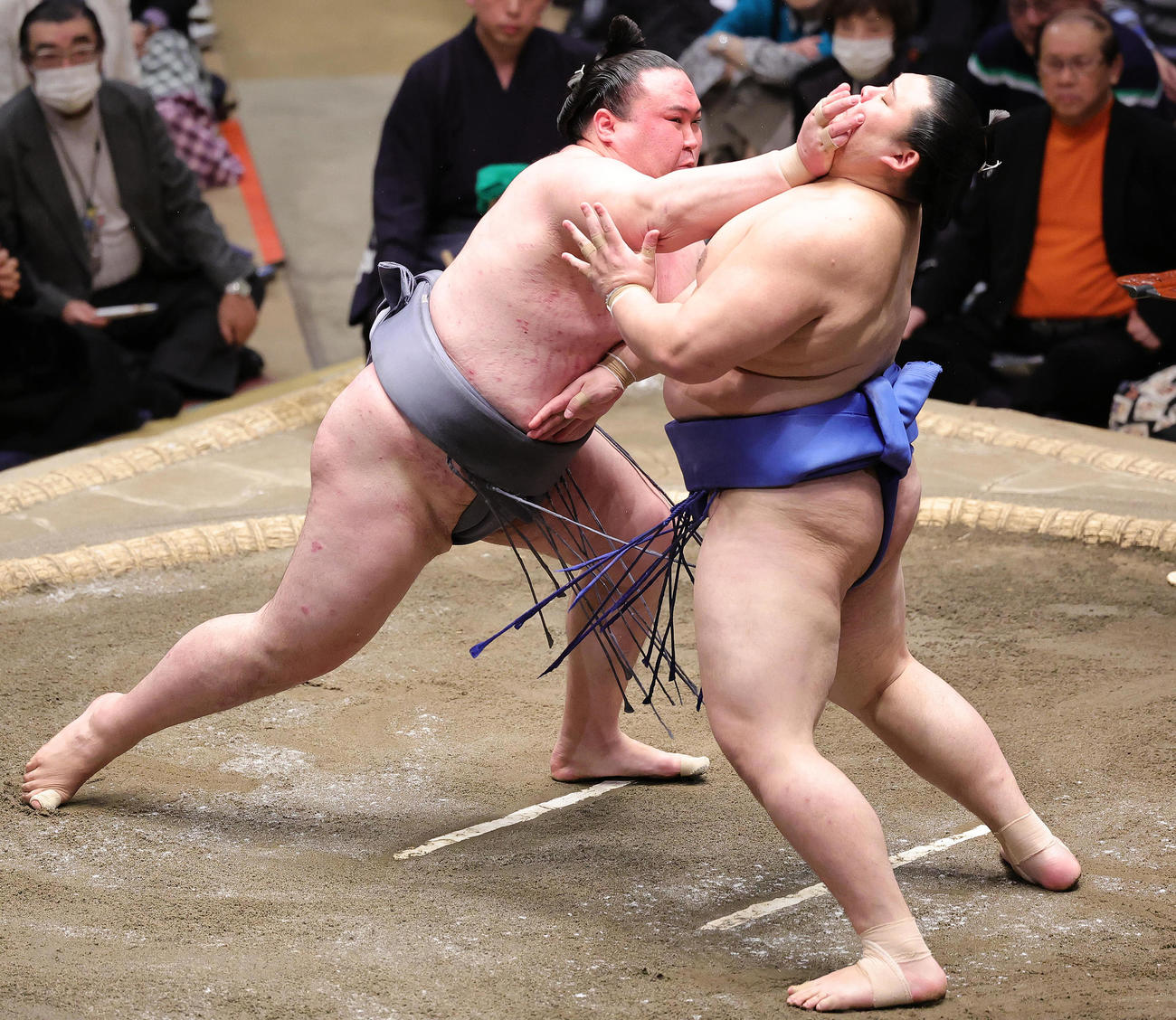 大の里（右）を攻める金峰山（撮影・野上伸悟）