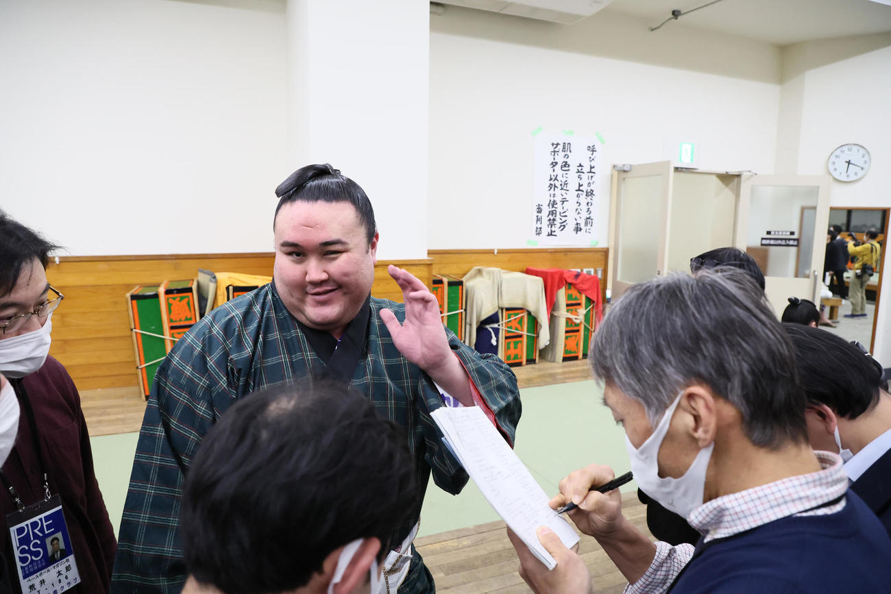 支度部屋で笑顔を見せる金峰山