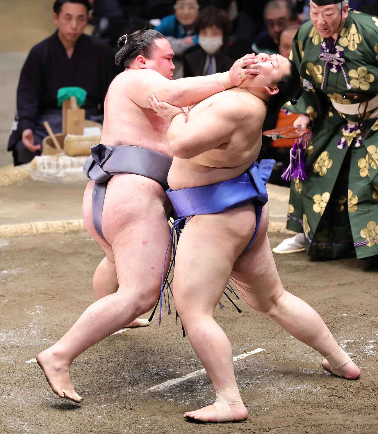 大の里（右）を攻める金峰山（撮影・野上伸悟）