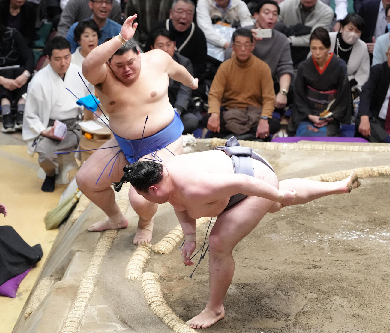 金峰山（右）に突き倒しで敗れた大の里（撮影・足立雅史）