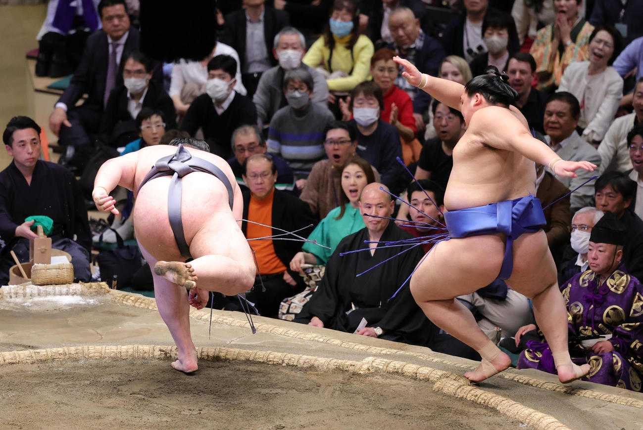 大の里（右）を突き落としで破る金峰山（撮影・野上伸悟）
