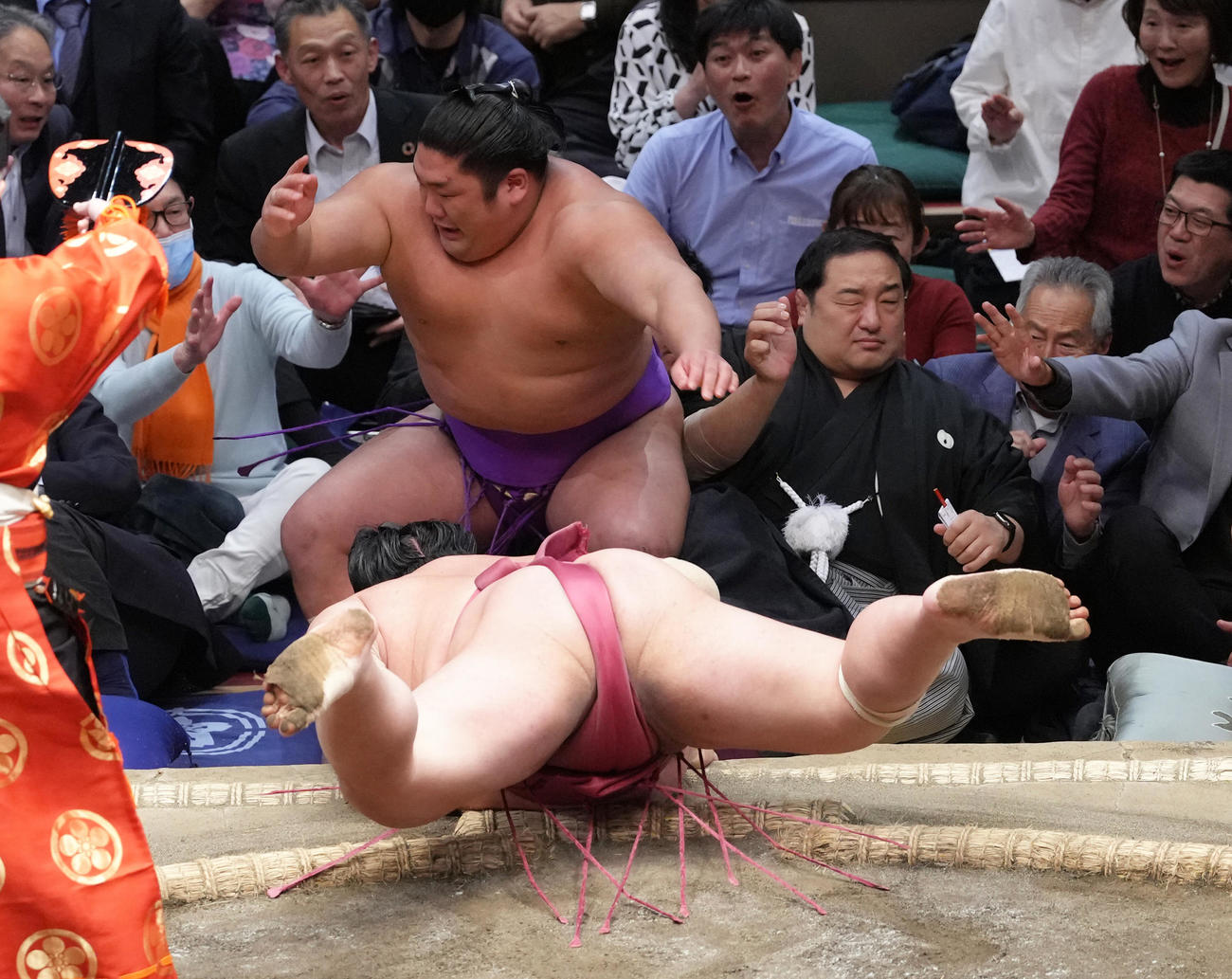 尊富士（後方）は大栄翔に押し出しで敗れる（撮影・足立雅史）