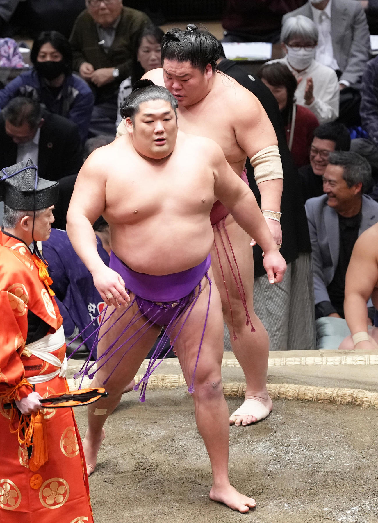 尊富士（手前）は大栄翔に押し出しで敗れる（撮影・足立雅史）