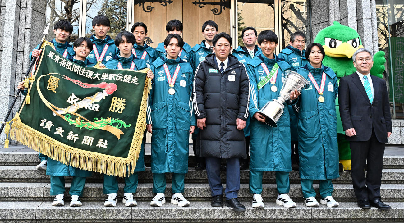 箱根駅伝優勝報告会で記念撮影する、前列左から、若林良樹、太田蒼生、鶴川正也、原晋監督、田中悠登、野村昭夢、内山義英陸上競技部部長、後列左から片桐悠人、小河原陽琉、塩出翔太、宇田川瞬矢、伊藤雅一コーチ、安藤弘敏コーチ、田幸寛史コーチ（撮影・千葉一成）