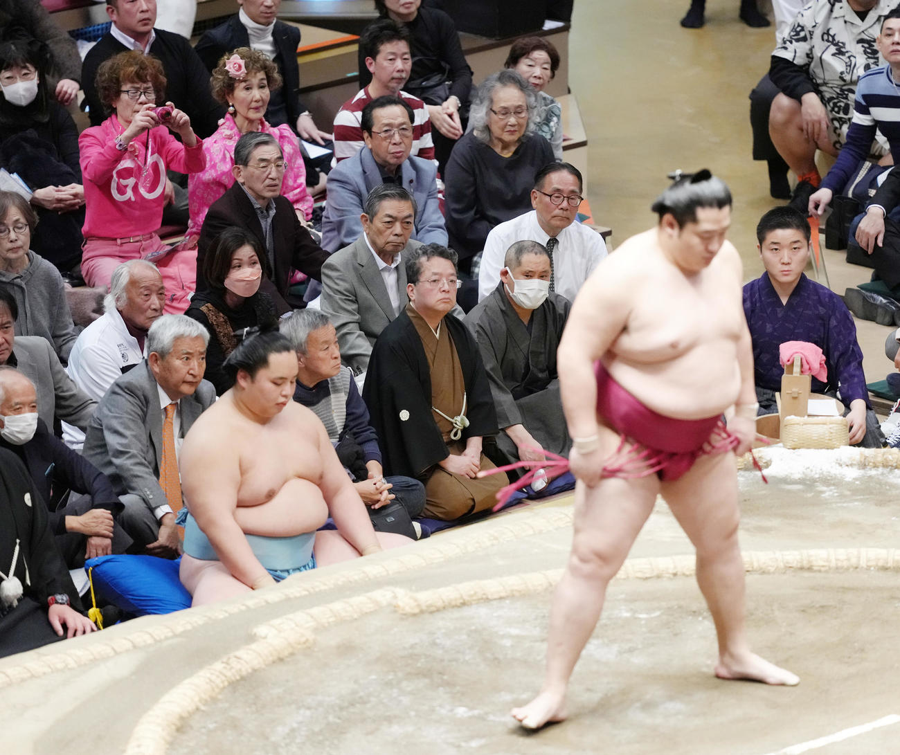 観戦する林家ペーパー夫妻（撮影・足立雅史）