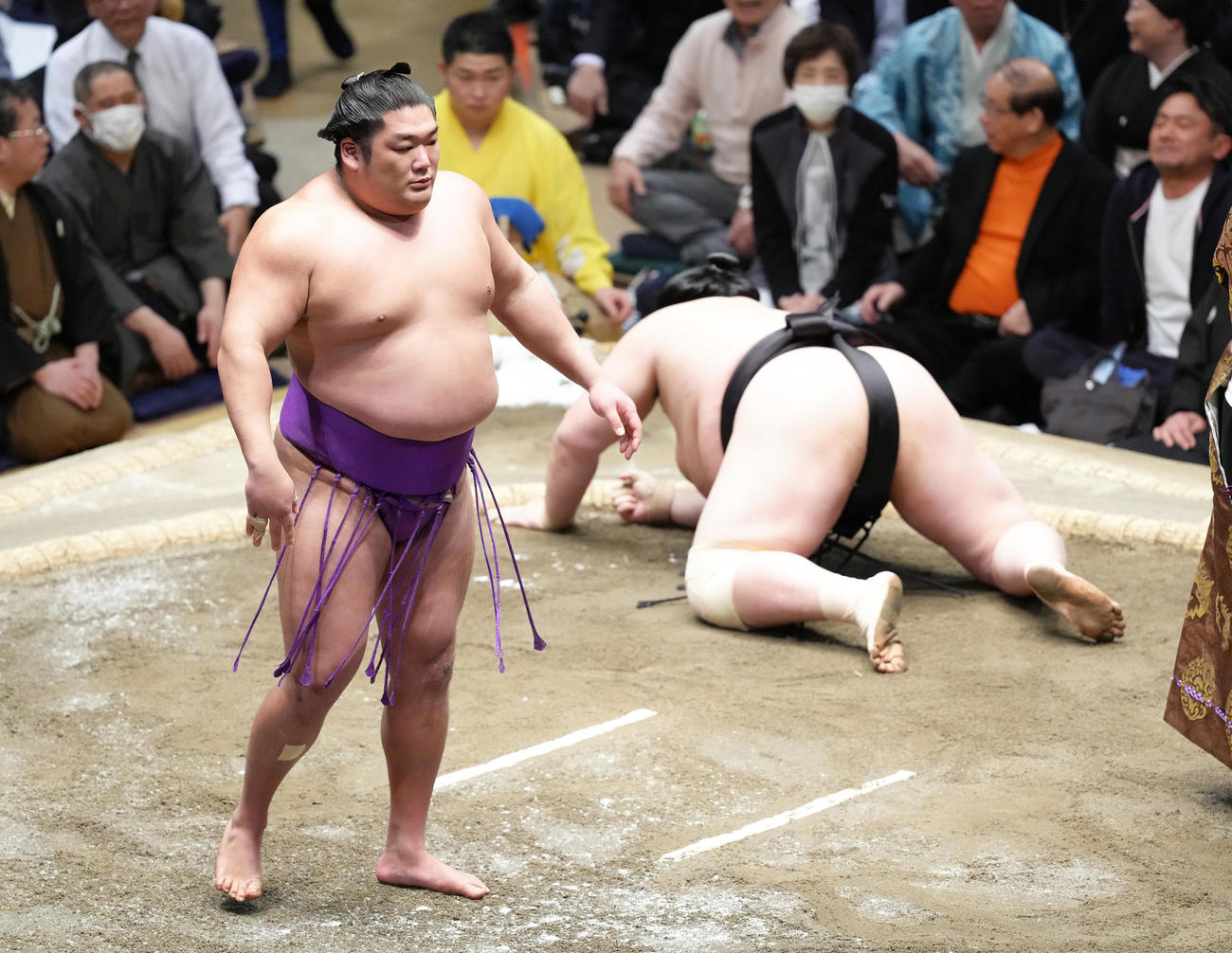 尊富士（左）は突き落としで琴桜を破る（撮影・足立雅史）
