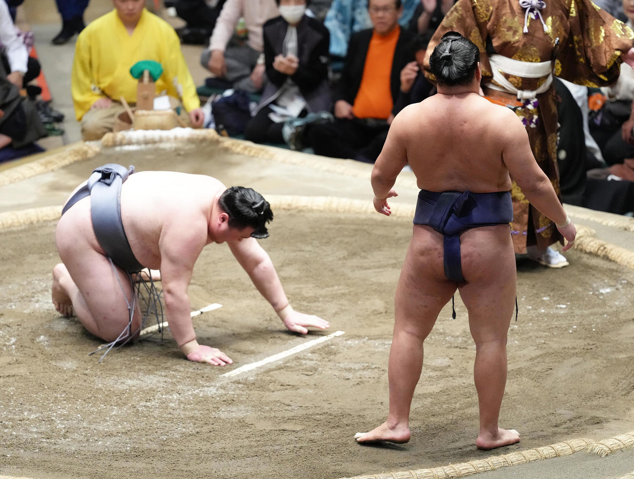 豊昇龍（右）は金峰山をはたき込みで破る（撮影・足立雅史）