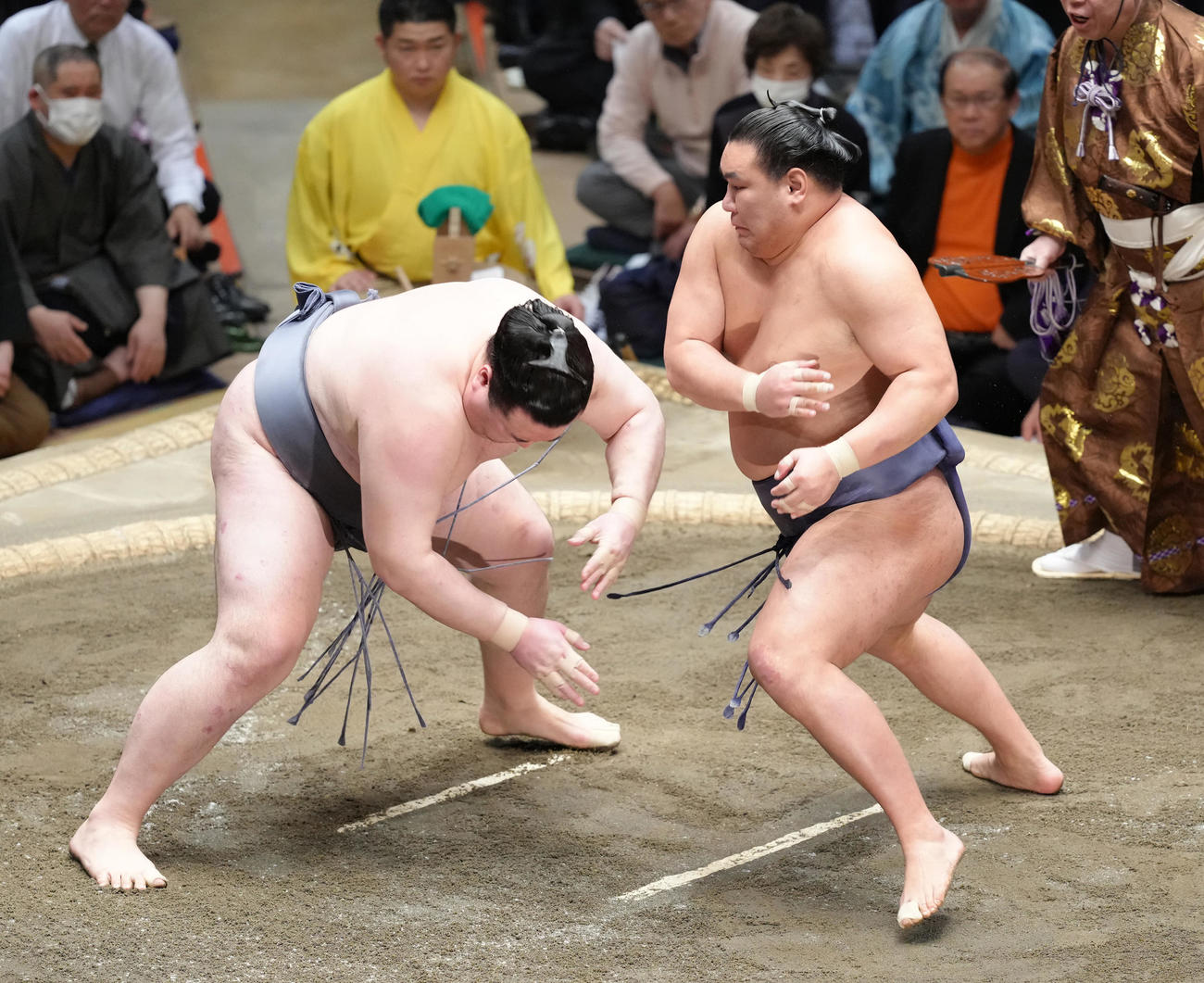 豊昇龍（右）は金峰山をはたき込みで破る（撮影・足立雅史）