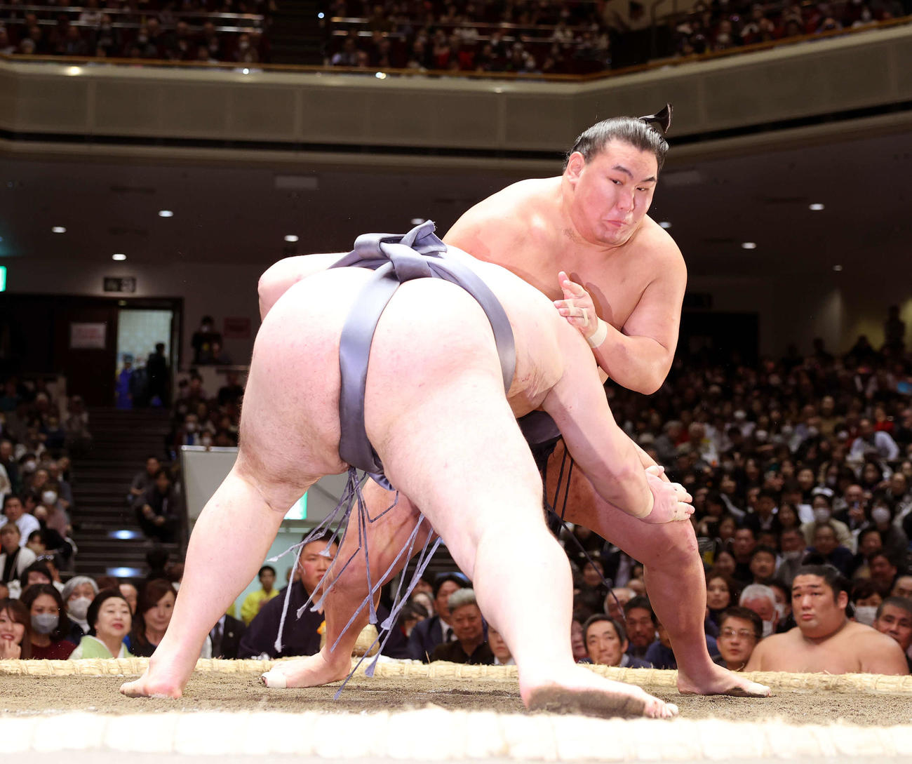 金峰山（手前）をはたき込みで破る豊昇龍（撮影・鈴木正人）