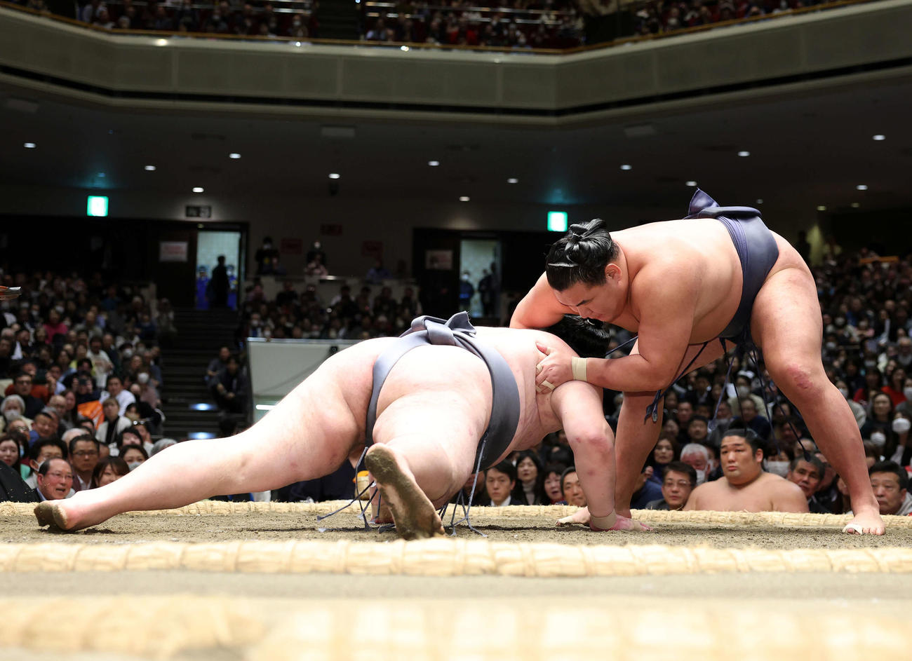 金峰山（左）をはたき込みで破る豊昇龍（撮影・鈴木正人）