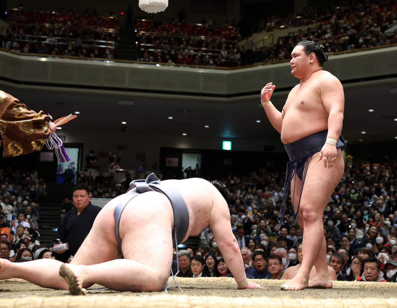 金峰山（左）をはたき込みで破った豊昇龍（撮影・鈴木正人）